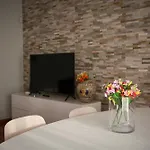 Elegante - 2 Camere, 2 Bagni, Garage E Balcone *