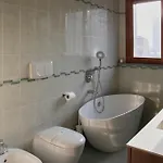 公寓 Elegante - 2 Camere, 2 Bagni, Garage E Balcone *