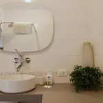 Elegante - 2 Camere, 2 Bagni, Garage E Balcone