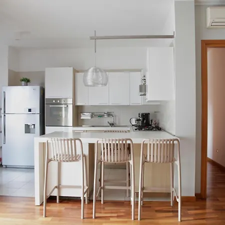 公寓 Elegante - 2 Camere, 2 Bagni, Garage E Balcone *