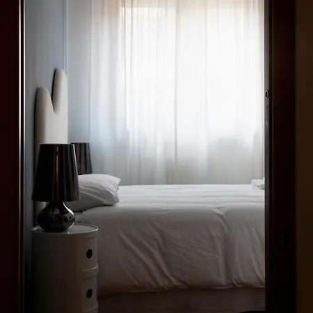 Elegante - 2 Camere, 2 Bagni, Garage E Balcone