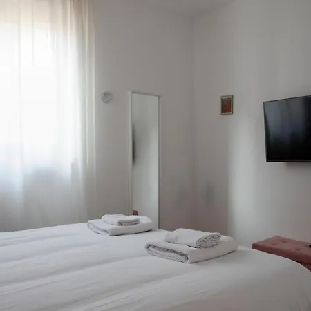 Elegante - 2 Camere, 2 Bagni, Garage E Balcone 公寓