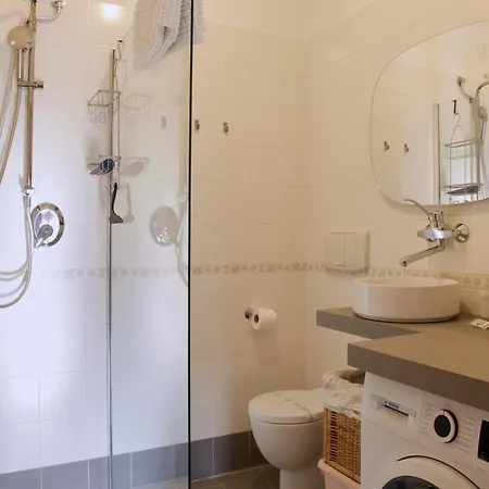 Elegante - 2 Camere, 2 Bagni, Garage E Balcone Apartamento