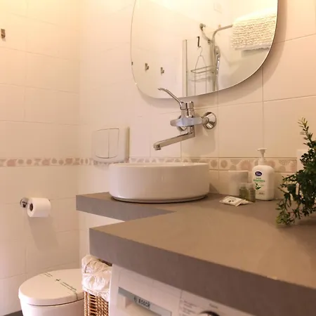 Elegante - 2 Camere, 2 Bagni, Garage E Balcone Apartamento