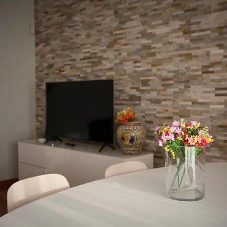 Elegante - 2 Camere, 2 Bagni, Garage E Balcone *