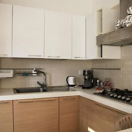 Apartamento Elegante - 2 Camere, 2 Bagni, Garage E Balcone