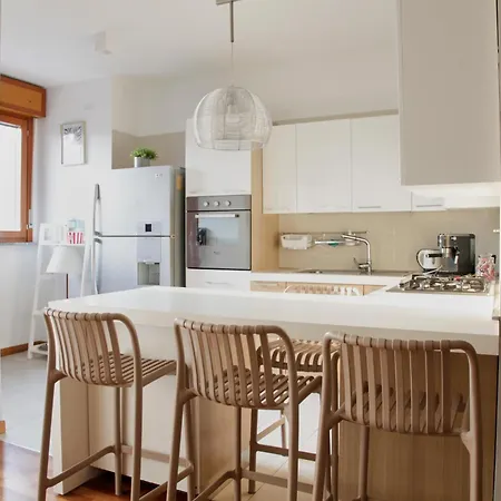 Apartamento Elegante - 2 Camere, 2 Bagni, Garage E Balcone
