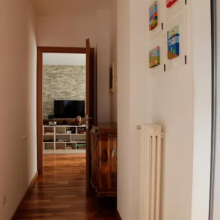 Elegante - 2 Camere, 2 Bagni, Garage E Balcone