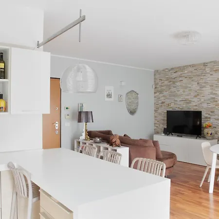Elegante - 2 Camere, 2 Bagni, Garage E Balcone *