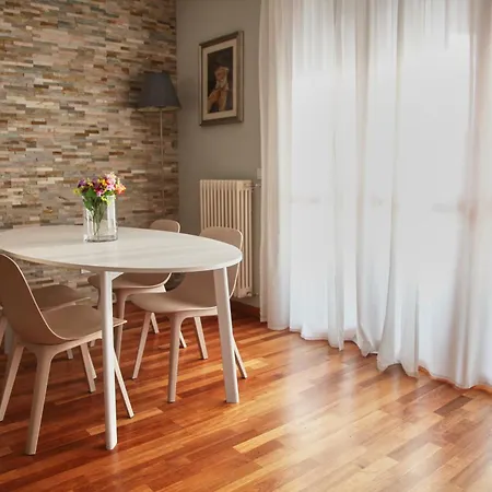 Apartamento Elegante - 2 Camere, 2 Bagni, Garage E Balcone
