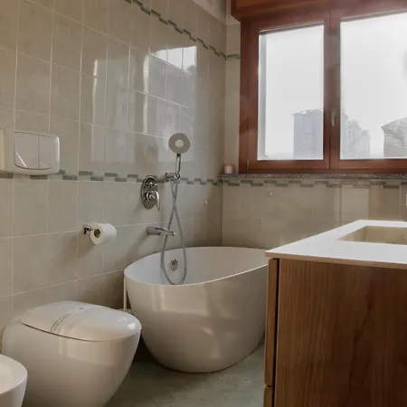 Elegante - 2 Camere, 2 Bagni, Garage E Balcone Apartamento *