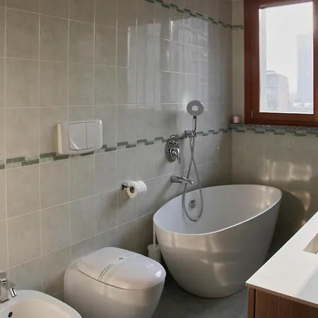 Apartamento Elegante - 2 Camere, 2 Bagni, Garage E Balcone *