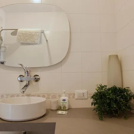 Elegante - 2 Camere, 2 Bagni, Garage E Balcone